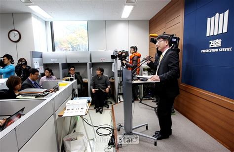 윤재필 서울중앙지검 강력부장이 14일 오후 서울 서초동 오마이포토