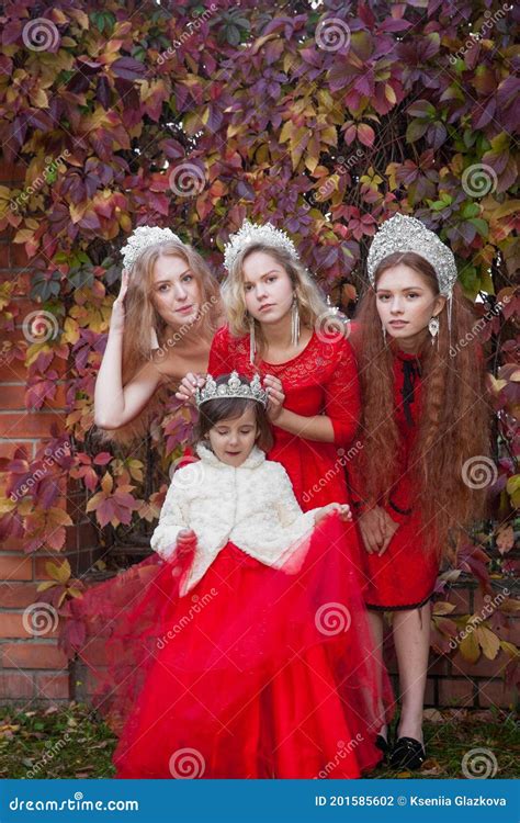 Russian Girls Are Beautiful Russian National Traditions Sisters In