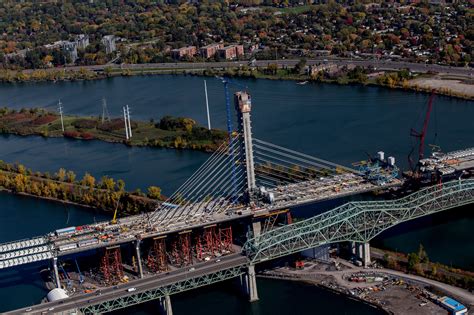 Le pylône principal du nouveau pont Champlain atteint sa pleine