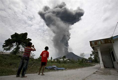 Erupção de vulcão cobre vilarejo de cinzas na Indonésia