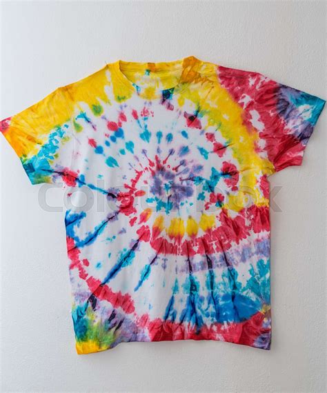 Batik bunt eingefärbtes T Shirt Stock Bild Colourbox