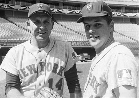 Mets unveil Tom Seaver statue outside Citi Field