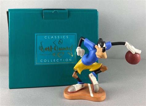 Walt Disneys Classics Collection Goofy Dribbling Down Court Figurine