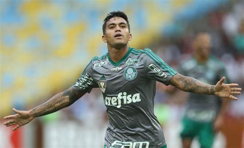 Chapéu no início do ano Dudu se torna artilheiro do Palmeiras