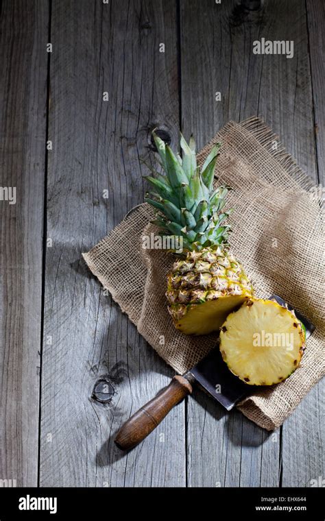 Halbe ananas Fotos und Bildmaterial in hoher Auflösung Alamy