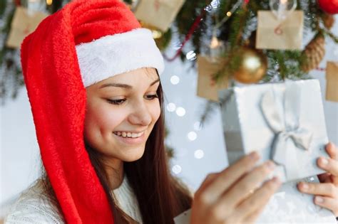 Ni A Feliz Con Un Sombrero De Navidad Abre Una Caja De Regalo Closeup