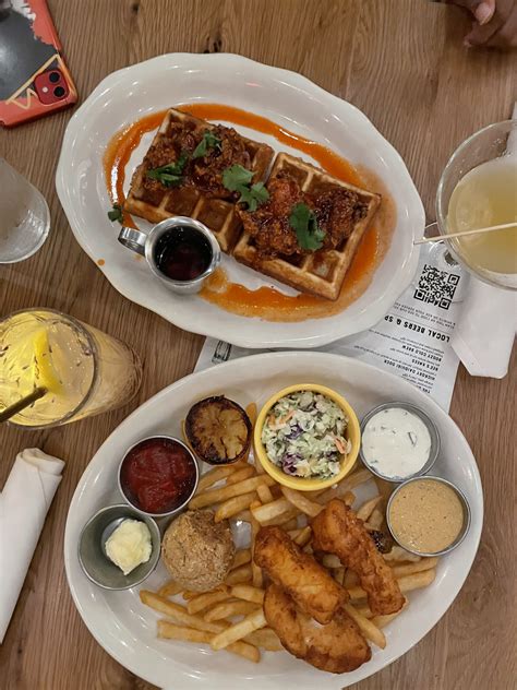 8 date night restaurants downtown Milwaukee - your fav travel besties!