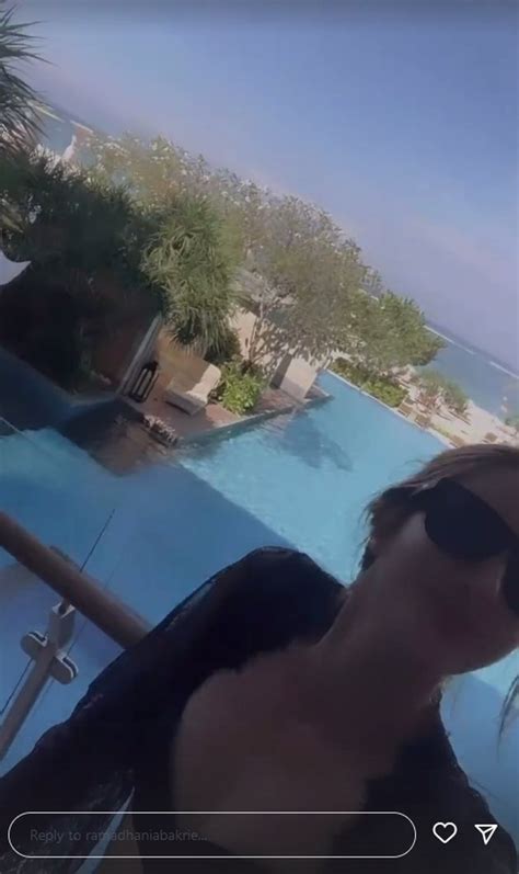 Nia Ramadhani In Bikini In Bali Relaxed Despite Being Criticized By