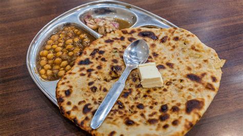 Amritsari Kulcha: If You Can have Only One Meal In Amritsar | DESIYATRI.com