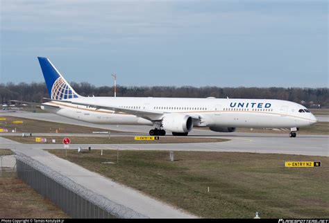 N12004 United Airlines Boeing 787 10 Dreamliner Photo by Tamás Kotulyák