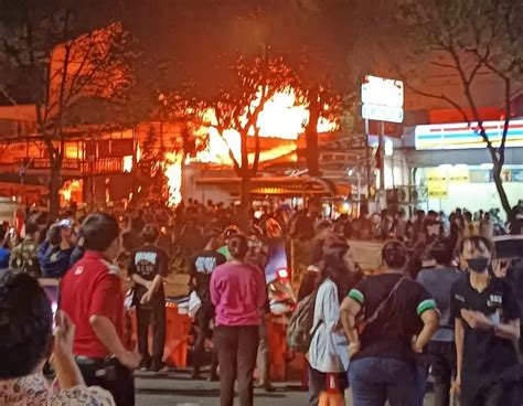 Kebakaran Hebat Di Kebayoran Lama Ratusan Motor Hangus Rumah Makan