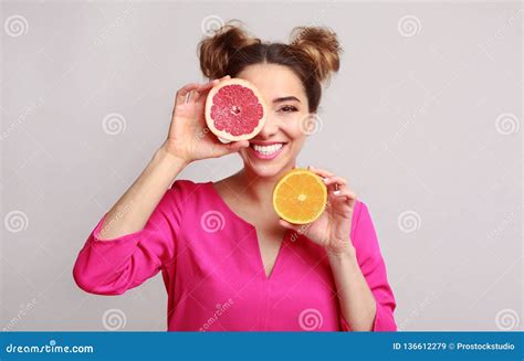 Mujer Con Mitades De La Naranja Y Del Pomelo Sobre Fondo Imagen De