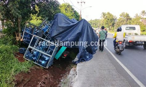 Diduga Rem Blong Truk Muatan Ratusan Galon Air Kemasan Terguling