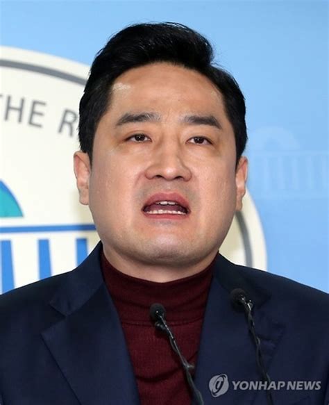 조원진 새누리 수석부대표 “복당 절대불가” Vs 강용석 前의원 “밀입북 의원 아들도 받아주면서”