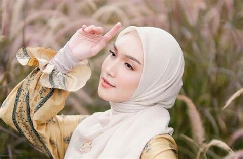 11 Artis Yang Dulunya Tomboy Kini Feminin Dan Ada Yang Berhijab