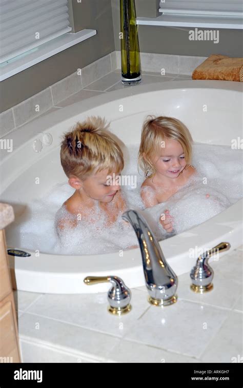 Frère Soeur Bain Banque Dimage Et Photos Alamy