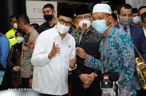 Menko PMK Dan Menhub Sambut Ketibaan Jemaah Haji Gelombang Pertama Di