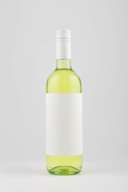 Botella De Vino Blanco Con Etiqueta Blanca En Blanco Sobre Fondo Blanco