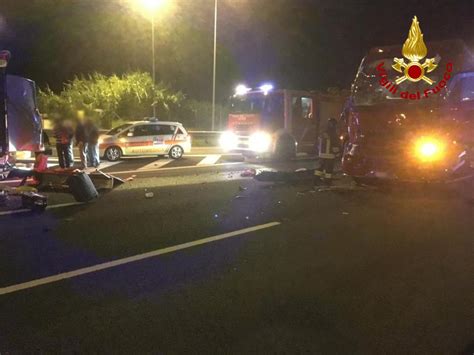 Incidente A Ancona Oggi Tir Tampona Pullman Un Ferito