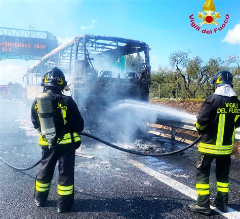 Puglia Autobus Prende Fuoco Sull Autostrada Accaduto Tra Andria E