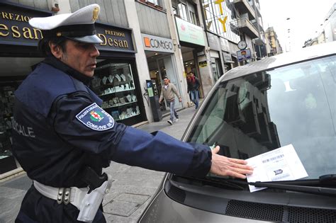 Calzolai Pizzaioli E Medici Tutti In Fila Per Farsi Cancellare Le