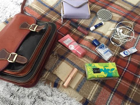 Whats In My Bag Autumn Winter Edition Della Loves Nutella ♥