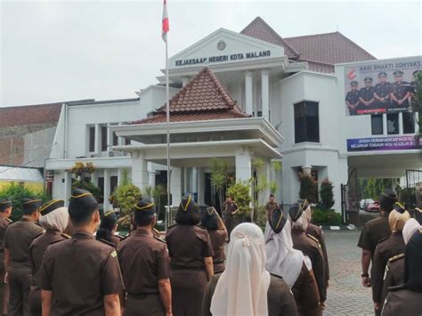 Penyematan Pin Core Values Ber-AKHLAK di Lingkungan Kejari Kota Malang ...