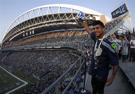 Yedlin honored at Seahawks game, raises 12 Flag in pregame ritual ...