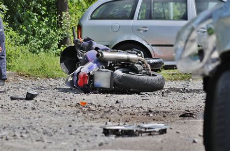 Autofahrerin übersieht beim Abbiegen Biker schwer verletzt