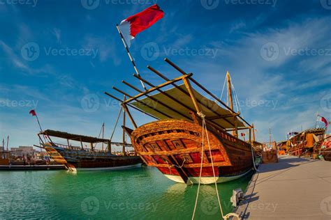 Barcos Tradicionales De Madera Dhows En La Playa De Katara Vista De