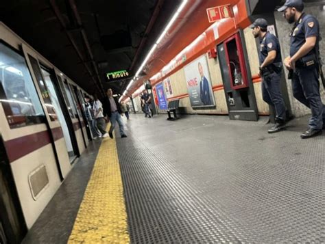 Roma Arrestata Borseggiatrice In Metro Divieto Di Accesso Per Una