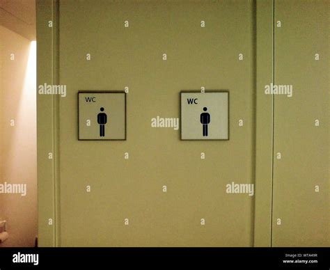 Restroom door signs hi-res stock photography and images - Alamy