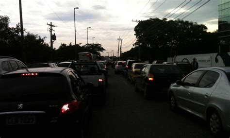 Trânsito congestionado na Avenida Ayrton Senna na Barra Jornal O Globo