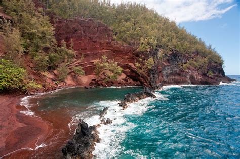 Kaihalulu Red Sand Beach, Maui | To-Hawaii.com