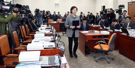 포토사오정 한국당 유은혜 장관 인정못한다증인 선서 때는 퇴장 질의는 차관에게 중앙일보