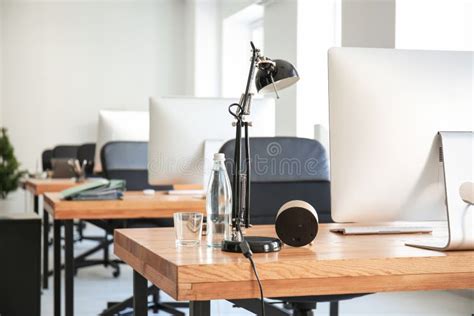 Interior De La Oficina Con Los Ordenadores Y Las Tablas Dise O De Lugar