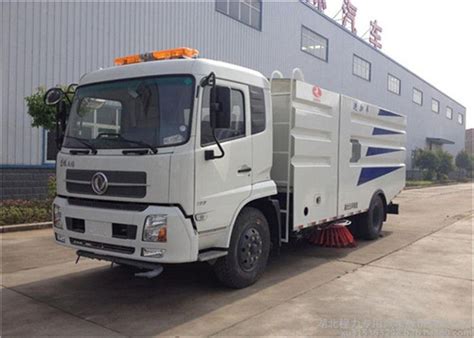 RHD Dongfeng 4x2 Vacuum Sweeper Truck 4000 Liters Road Cleaning Machine