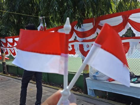 Aksesoris Merah Putih Laris Saat Agustus Di Bantaeng Tagar