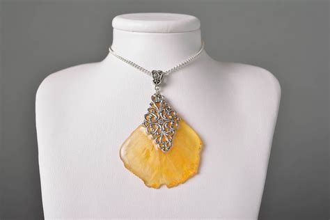 Margrethe Zeeb: Flowers In Resin Jewelry - Easy Resin And Dried Flowers ...