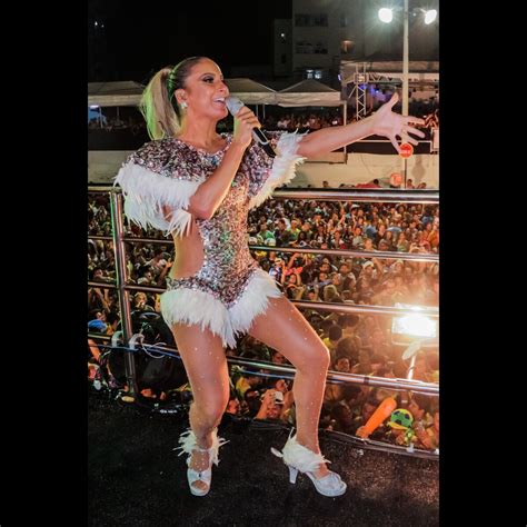 Foto Claudia Leitte Usa Fantasia Cheia De Brilho Para Cantar No