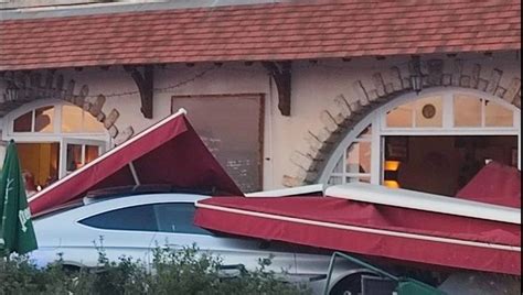 Loiret Un Véhicule Termine Sa Course Sur La Terrasse D Un Restaurant De Châteauneuf Sur Loire