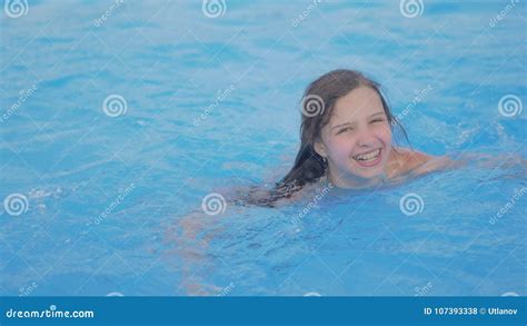 La Jeune Fille Nage Dans La Piscine La Fille De L adolescence Apprécie