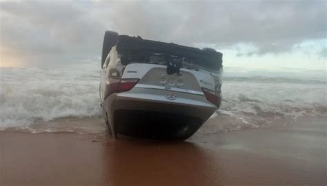 Carro Encontrado Capotado No Mar Na Regi O Metropolitana De Salvador