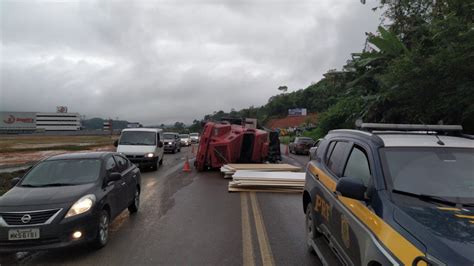 Caminhão carregado placas de madeira tomba e deixa trânsito lento