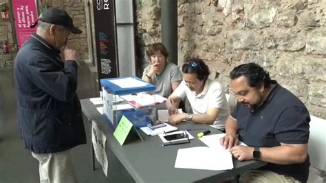 Los Colegios Electorales De Barcelona Abren Sus Puertas