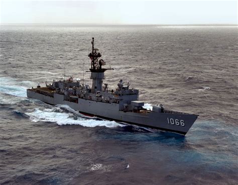 Knox Class Frigate Uss Marvin Shields Ff 1066 Off The Coast Of San Diego 16 December 1988