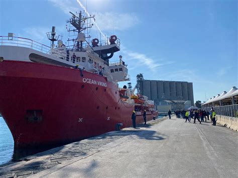 LA OCEAN VIKING ARRIVATA A BARI A BORDO 29 MIGRANTI