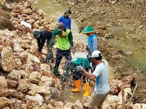 Satgas TMMD Ke 111 Kodim Gresik Bersama Warga Semangat Pengerjaan TPT