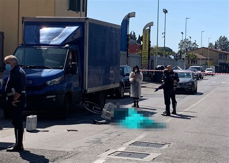 Muore Ciclista Caduta A Terra E Investita Da Un Auto Che Poi Fugge