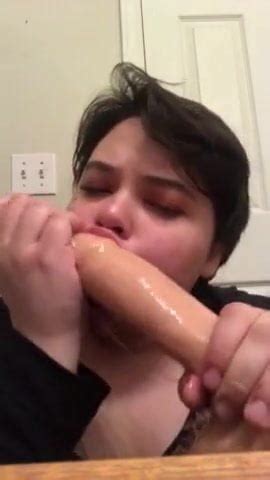 Il ragazzo dà la testa sciatta al dildo xHamster